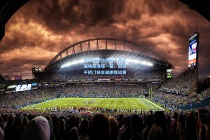 偷鸡不成蚀把米！西乙赛场现滑稽一幕，前锋干扰门将反被踢臀染黄